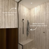 Douche sur mesure carrelée effet pierre avec paroi vitrée et robinetterie noire